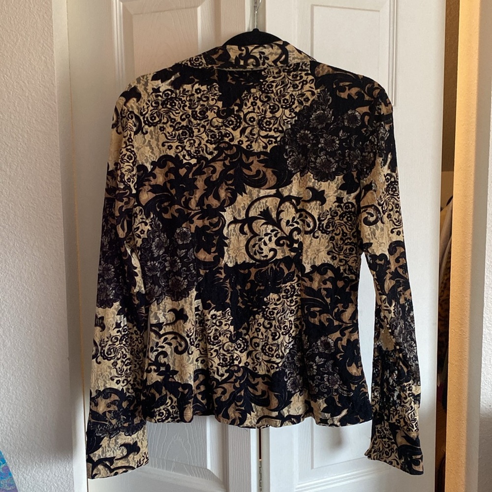 Patterned Lace Button Up Blouse - Picture 4 of 6